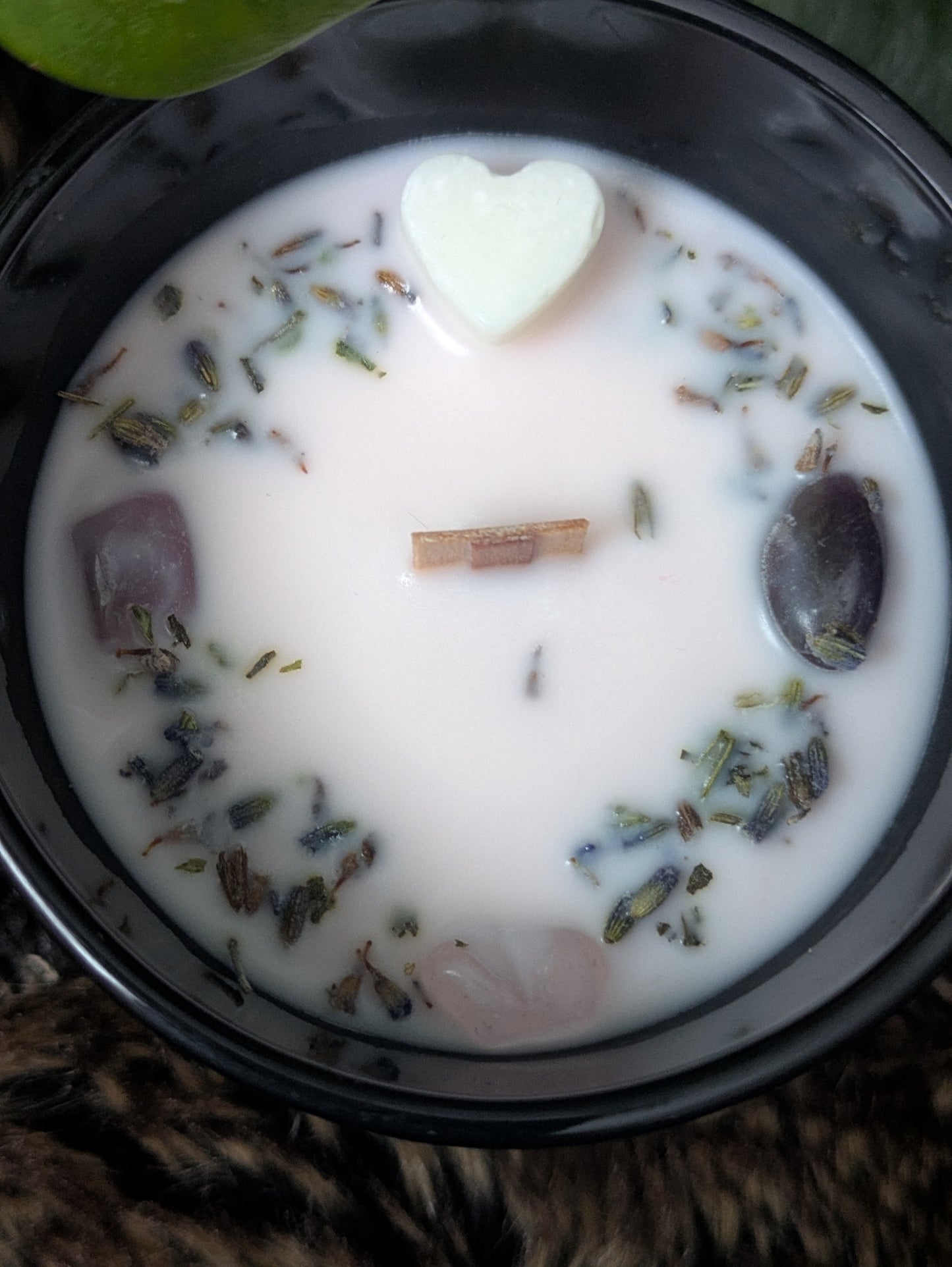 * 1 left * Seasonal (Spring): Magnolia and lavender / 10oz / wood